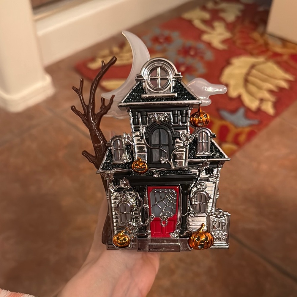 Spooky Silver and Red Haunted House wallflower
2019
Barely used